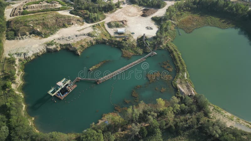 Cava aperta vista aerea di acqua verde abbandonata