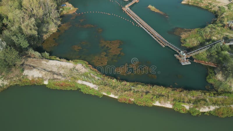 Cava aperta vista aerea di acqua verde abbandonata