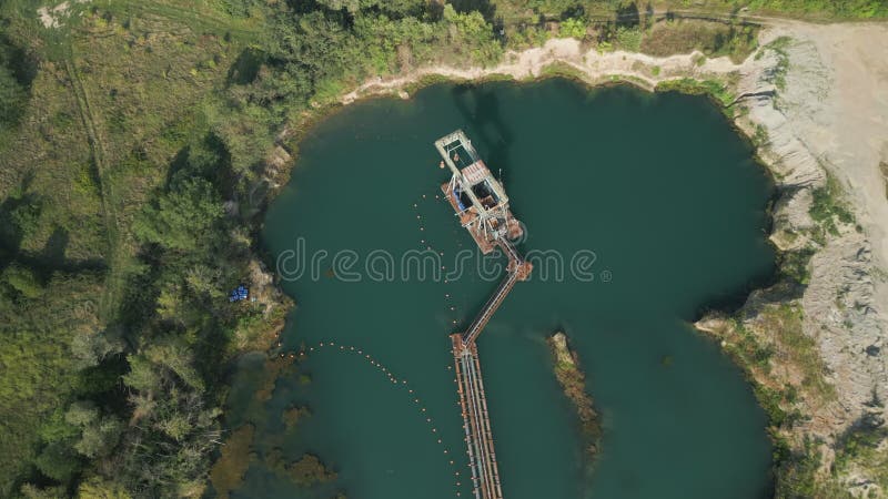 Cava aperta vista aerea di acqua verde abbandonata