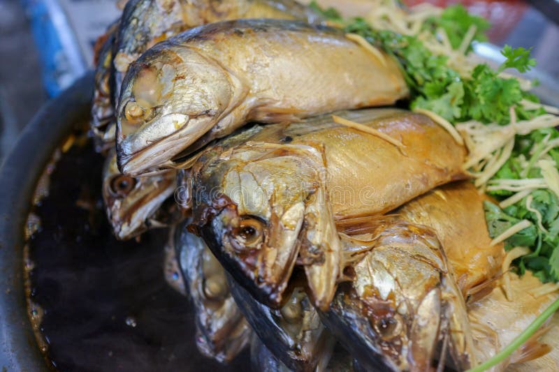 Cavala frita dourada num estilo tailandês doce e salgado, com ervas aromáticas, representando a clássica comida caseira reconforta imagens de stock royalty free