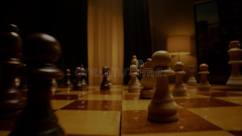 Tabuleiro de xadrez de madeira com os primeiros movimentos do peão de xadrez