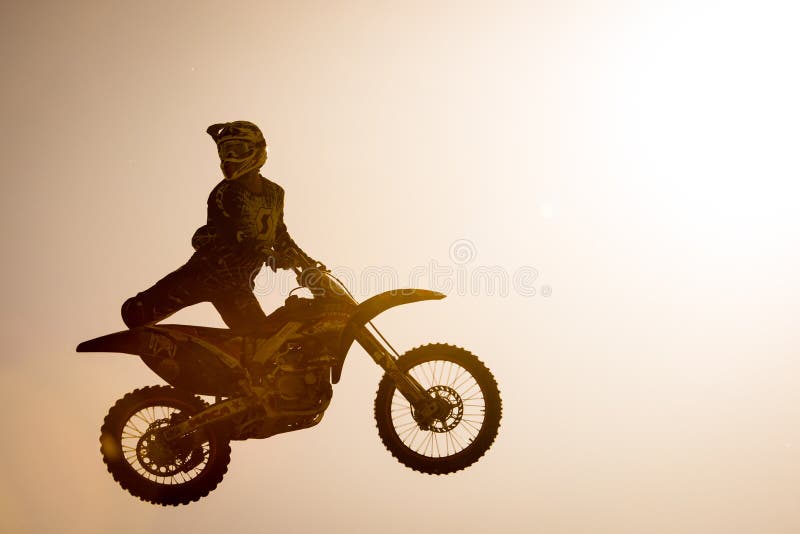 Cavaleiro de FMX que executa o truque imagem de stock