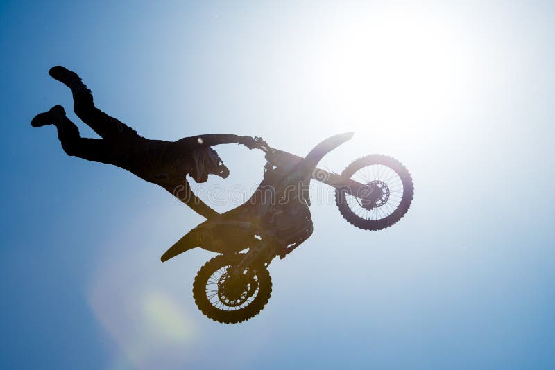 Piloto de FMX a executar manobra foto de stock