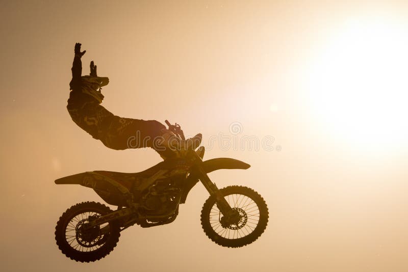 Cavaleiro de FMX que executa o truque fotografia de stock royalty free