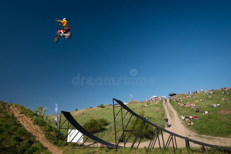 Piloto de FMX a executar manobra imagem de stock royalty free