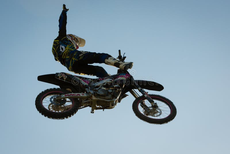 Cavaleiro de FMX que executa o truque imagem de stock royalty free