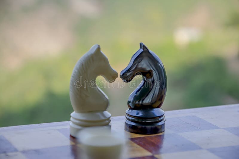 Checkmate é Um Jogo De Xadrez. Figuras De Xadrez. Posicionamento Das Peças  Na Placa Foto de Stock - Imagem de partes, derrota: 227998534