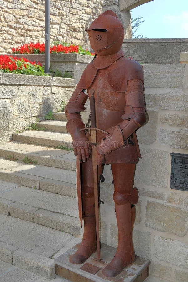 Cavaleiro oxidado idoso decorativo Armour em São Marino, Itália foto de stock Cavaleiro oxidado idoso decorativo Armour em São Marino, Itália foto de stock