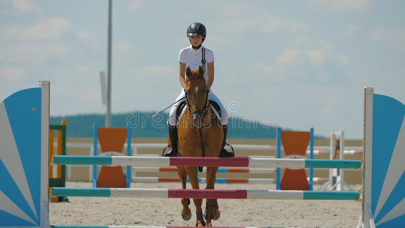 Mulher Cavaleira Cavalgando a Cavalo Marrom E Pulando a Cerca Na Arena De  Sandy Parkour Aperfeiçoamento Profissional Competitivo Imagem de Stock -  Imagem de fêmea, marrom: 165294797