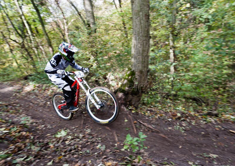 Ciclistas em competição de downhill foto de stock