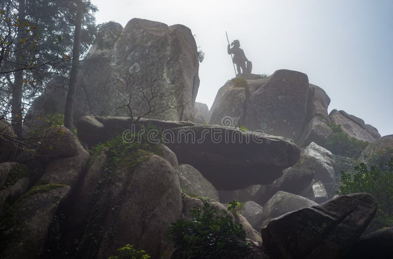Cavaliere fantastico nella siluetta della statua dell'armatura immagine stock libera da diritti Cavaliere fantastico nella siluetta della statua dell'armatura immagine stock libera da diritti