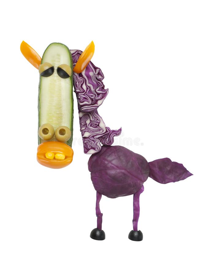 Cavallo divertente fatto di cavolo e del cetriolo fotografia stock Cavallo divertente fatto di cavolo e del cetriolo fotografia stock