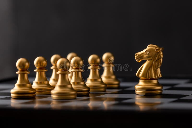 A peça de xadrez bispo de ouro na frente peões de ouro sobre fundo