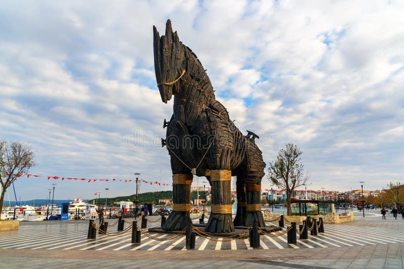 Estátua De Cavalo De Troia De Madeira Simbólica No Centro Da