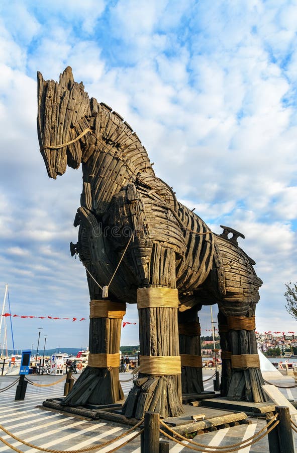 Estátua De Cavalo De Troia De Madeira Simbólica No Centro Da