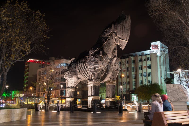 Réplica De Cavalo De Troia No Sítio Arqueológico De Troia Na Turquia De  Canakkale Foto Editorial - Imagem de agamemnon, desonestidade: 232299866