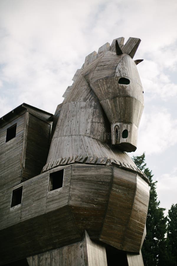 Estátua De Cavalo De Troia De Madeira Simbólica No Centro Da