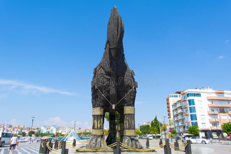 O cavalo de madeira de troy o cavalo de tróia original usado no filme troy  em pé na costa de egeu