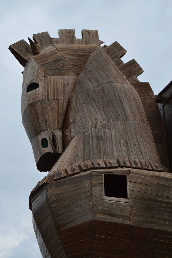 Escultura Cavalo Grego Troia em Poliresina Cor Madeira 35cm