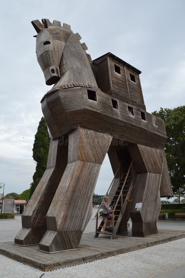 Escultura Cavalo Grego Troia em Poliresina Cor Madeira 35cm