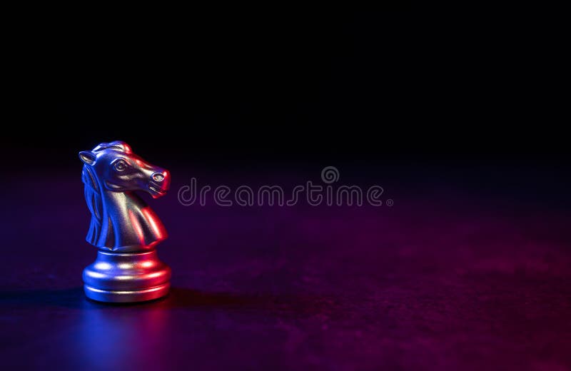 rei de xadrez dourado sozinho no tabuleiro de xadrez 8015844 Foto de stock  no Vecteezy
