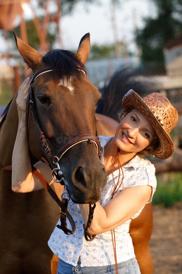 Cavalo do abraço da mulher fotografia de stock Cavalo do abraço da mulher fotografia de stock