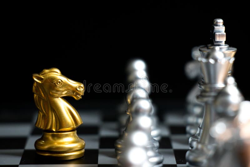 Peças de xadrez de cavalo de ouro e prata