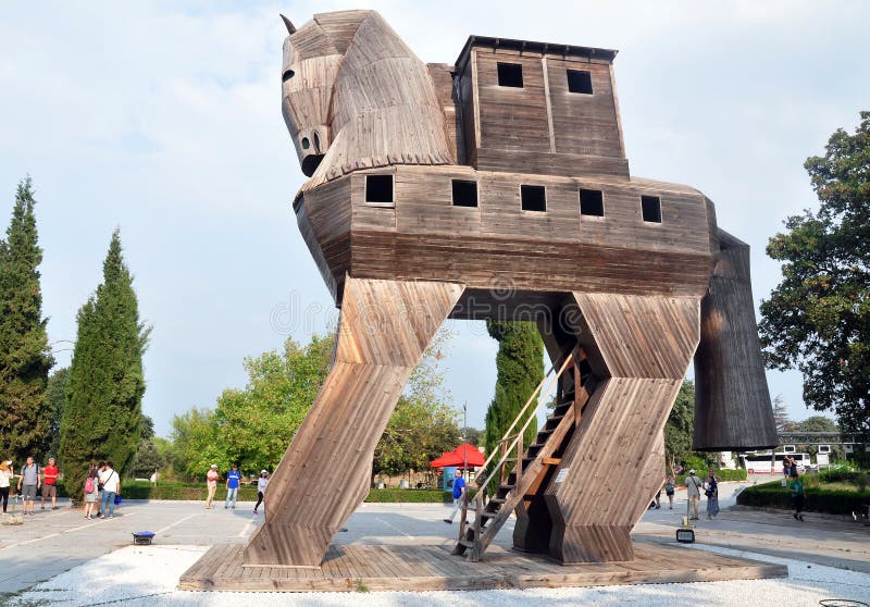 Cavalo De Troia De Madeira Em Canakkale, Turquia Imagem de Stock Editorial  - Imagem de turismo, marco: 93925579