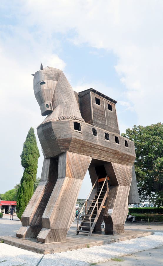 Réplica Do Cavalo De Troia De Madeira Na Cidade Antiga De Troy