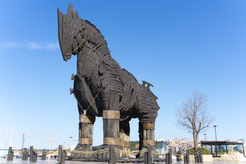 O cavalo de madeira de troy o cavalo de tróia original usado no filme troy  em pé na costa de egeu