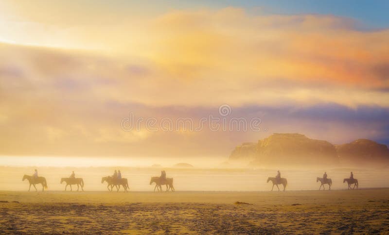 Cavalos na névoa, no por do sol, Oregon