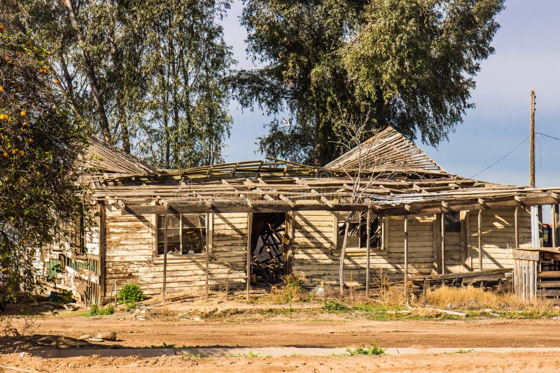 Telhado Desabado em Casa Abandonada fotos de stock royalty free