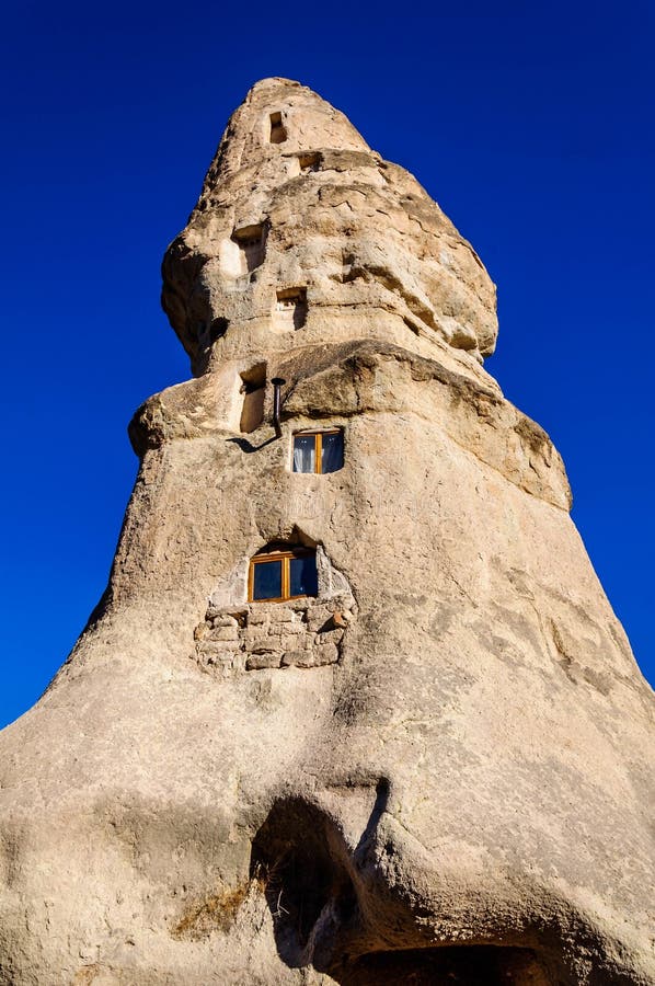 Cave as cidades na formação de rochas vulcânicas, casas de pedra em Goreme, paisagem da montanha cinzelada no tufo Cappadocia, Tu fotografia de stock Cave as cidades na formação de rochas vulcânicas, casas de pedra em Goreme, paisagem da montanha cinzelada no tufo Cappadocia, Tu fotografia de stock