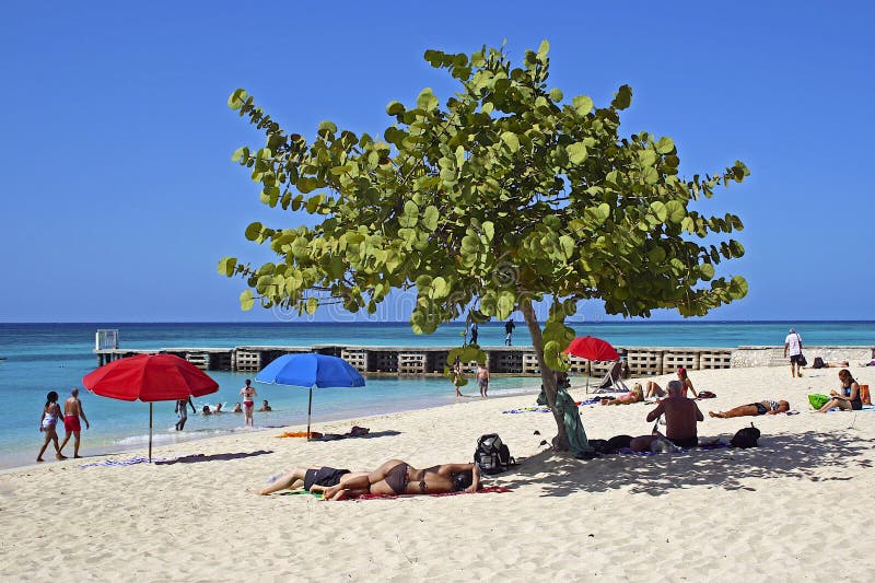 Cave Beach, Montego Bay, Jamaika des Doktors lizenzfreie stockfotos Cave Beach, Montego Bay, Jamaika des Doktors lizenzfreie stockfotos