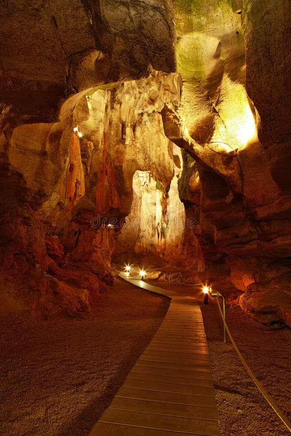 Cueva en, se encuentra en, cueva él era poblado 100, 000 anos antes de acuerdo a hombre.