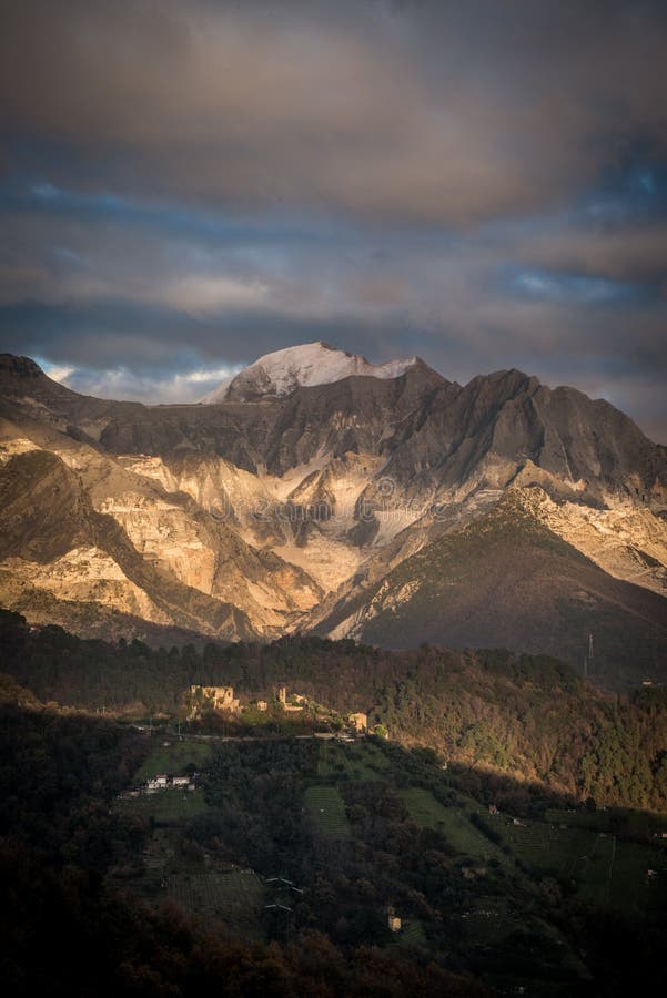 Cave del marmo delle alpi e di Carrara di Apuan immagini stock libere da diritti Cave del marmo delle alpi e di Carrara di Apuan immagini stock libere da diritti