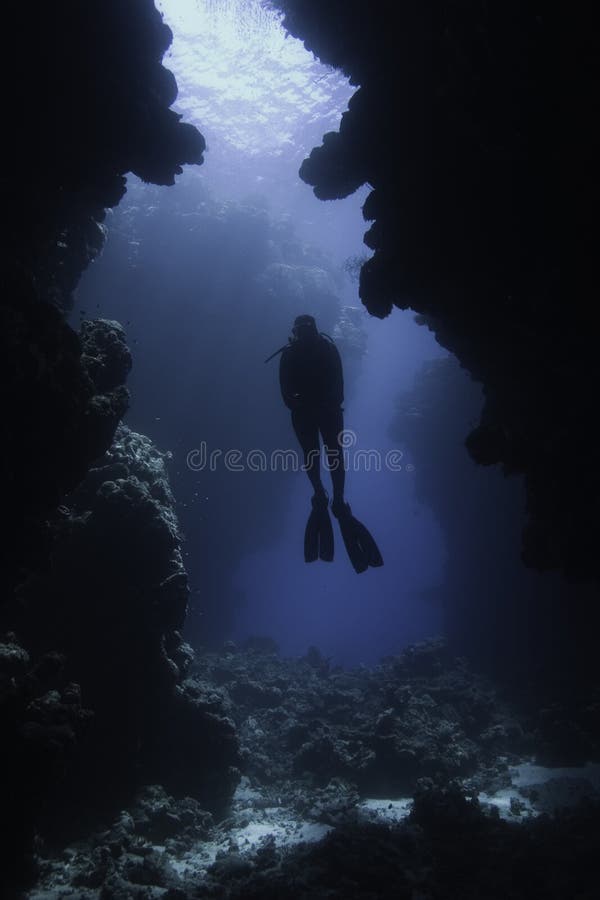 Silueta de buceo buzo en cueva.