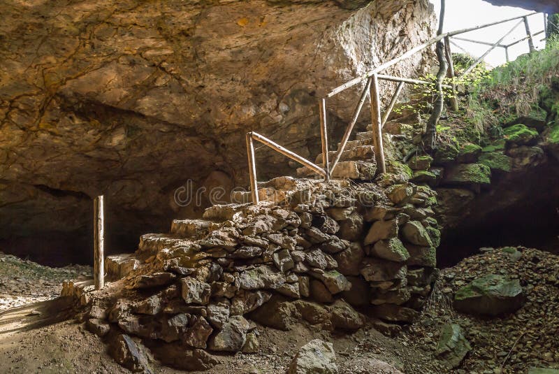 Schodiště vstup nebo odchod na starý jeskyně.