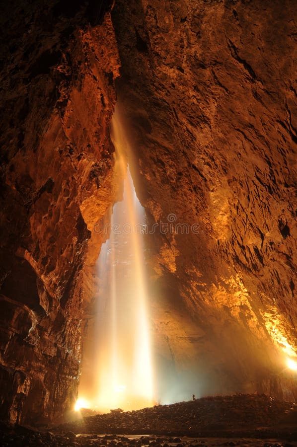 Wasserfall im Klaffende Gill Höhle in Ingleborough, Yorkshire Dales National Park (England).