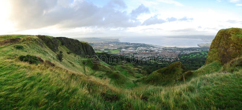 Quello è un collina con la vista la città da settentrionale irlanda.