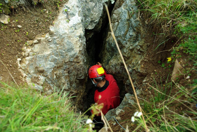 Caver daalt in een hol royalty-vrije stock afbeelding Caver daalt in een hol royalty-vrije stock afbeelding