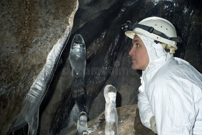 Caver en la cueva de hielo fotografía de archivo libre de regalías Caver en la cueva de hielo fotografía de archivo libre de regalías