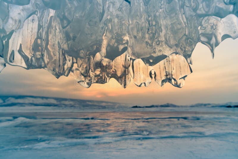 Caverna de gelo com por do sol, lago Rússia da água de Baikal fotos de stock Caverna de gelo com por do sol, lago Rússia da água de Baikal fotos de stock