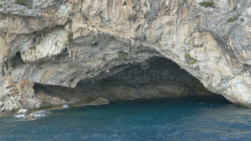 Caverna do mar em Rocky Shore