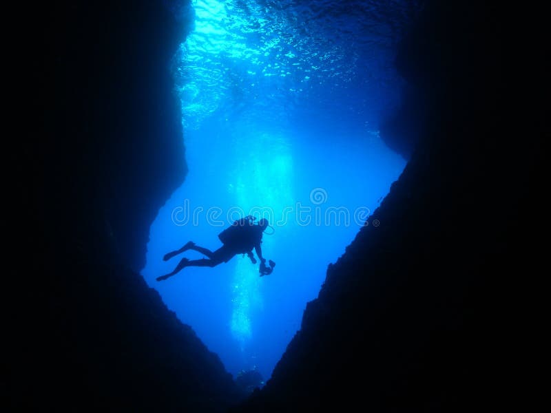 Caverna subaquática do mergulho autónomo do fotógrafo do homem fotos de stock royalty free Caverna subaquática do mergulho autónomo do fotógrafo do homem fotos de stock royalty free