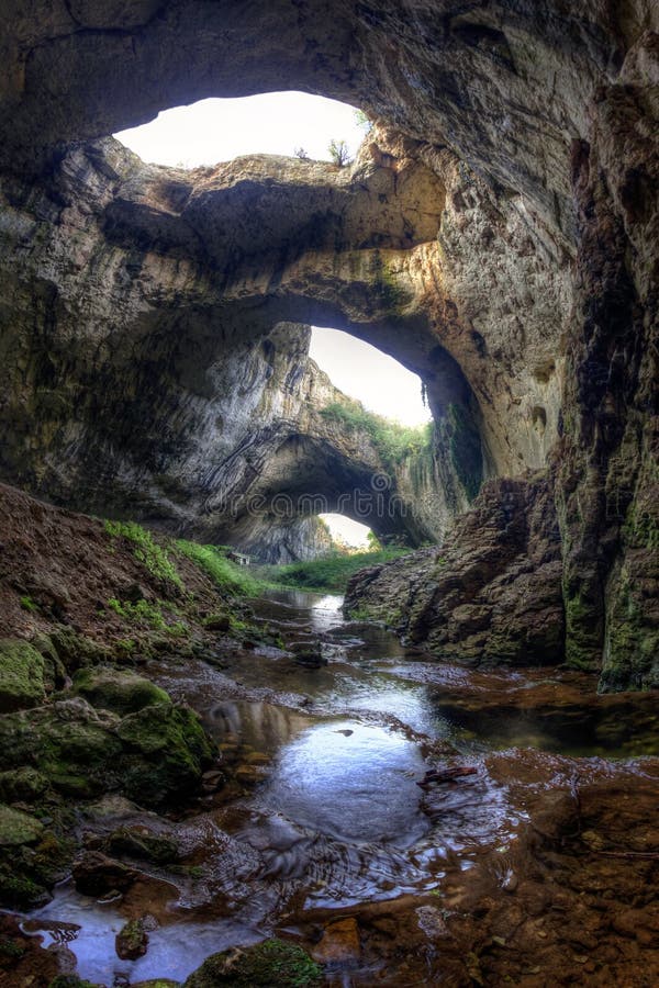 Caverne de Devetashka près de Lovech, Bulgarie Formation de caverne, touriste a photos libres de droits Caverne de Devetashka près de Lovech, Bulgarie Formation de caverne, touriste a photos libres de droits