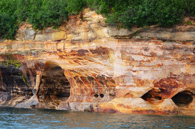 Caverne del mare al cittadino descritto delle rocce Lakeshore