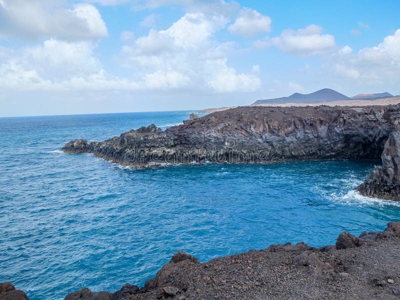 Grotte marine vulcaniche erose e scogliere a Los Hervideros, a Lanzarote fotografie stock libere da diritti