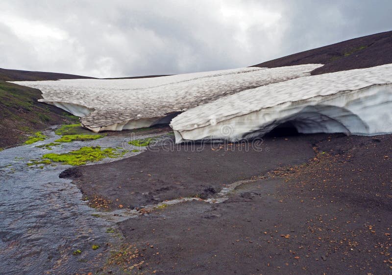 Caverne et courant de glace de neige de l'Islande dans le lnadscape abandonné triste avec image libre de droits Caverne et courant de glace de neige de l'Islande dans le lnadscape abandonné triste avec image libre de droits