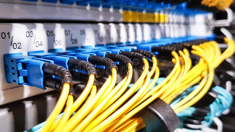 Cavi a fibre ottiche ad alta velocit? variopinti collegati al commutatore dell'attrezzatura dei server di rete della nuvola dentr fotografia stock